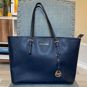 EUC Michael Kors tote bag with laptop sleeve